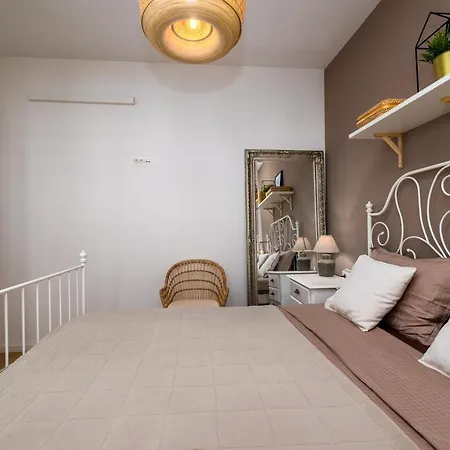 Ivy Apartment Split